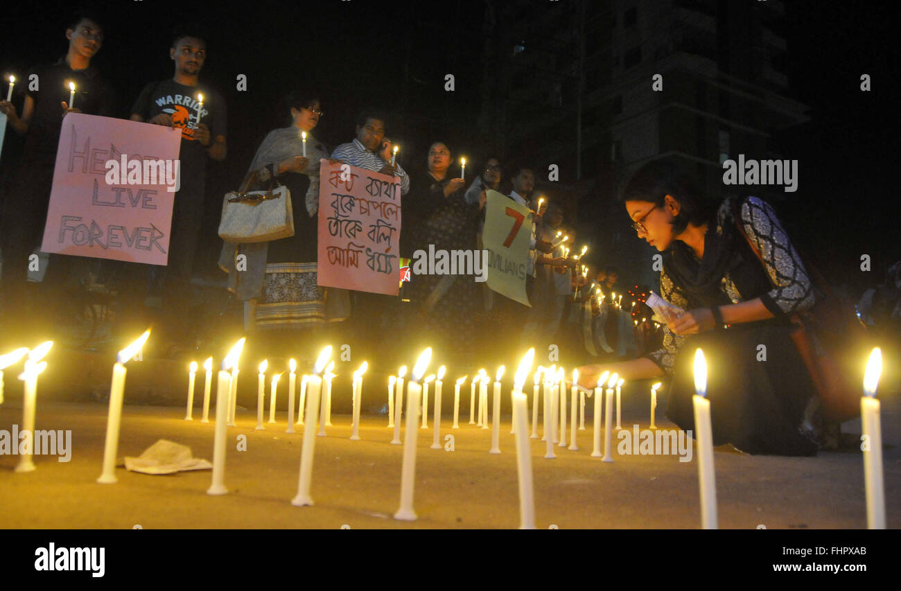 Dhaka, Bangladesh. 25th Feb, 2016. Bangladeshi students of several universities hold candles to mark the 7th anniversary of the BDR killing in Dhaka, Bangladesh, Feb. 25, 2016. The two-day horrendous mutiny of the Border Guard Bangladesh (BGB), previously known as Bangladesh Rifles (BDR), left 74 people dead including 57 officers deputed from the Army. © Shariful Islam/Xinhua/Alamy Live News Stock Photo