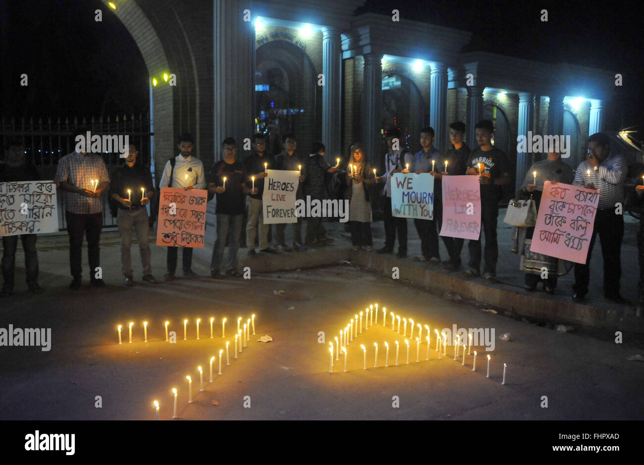 Dhaka, Bangladesh. 25th Feb, 2016. Bangladeshi students of several universities hold candles to mark the 7th anniversary of the BDR killing in Dhaka, Bangladesh, Feb. 25, 2016. The two-day horrendous mutiny of the Border Guard Bangladesh (BGB), previously known as Bangladesh Rifles (BDR), left 74 people dead including 57 officers deputed from the Army. © Shariful Islam/Xinhua/Alamy Live News Stock Photo