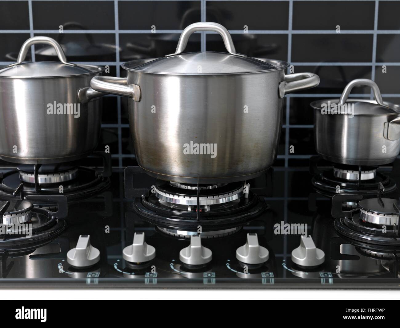 https://c8.alamy.com/comp/FHRTWP/a-stainless-steel-pot-on-a-cook-top-FHRTWP.jpg