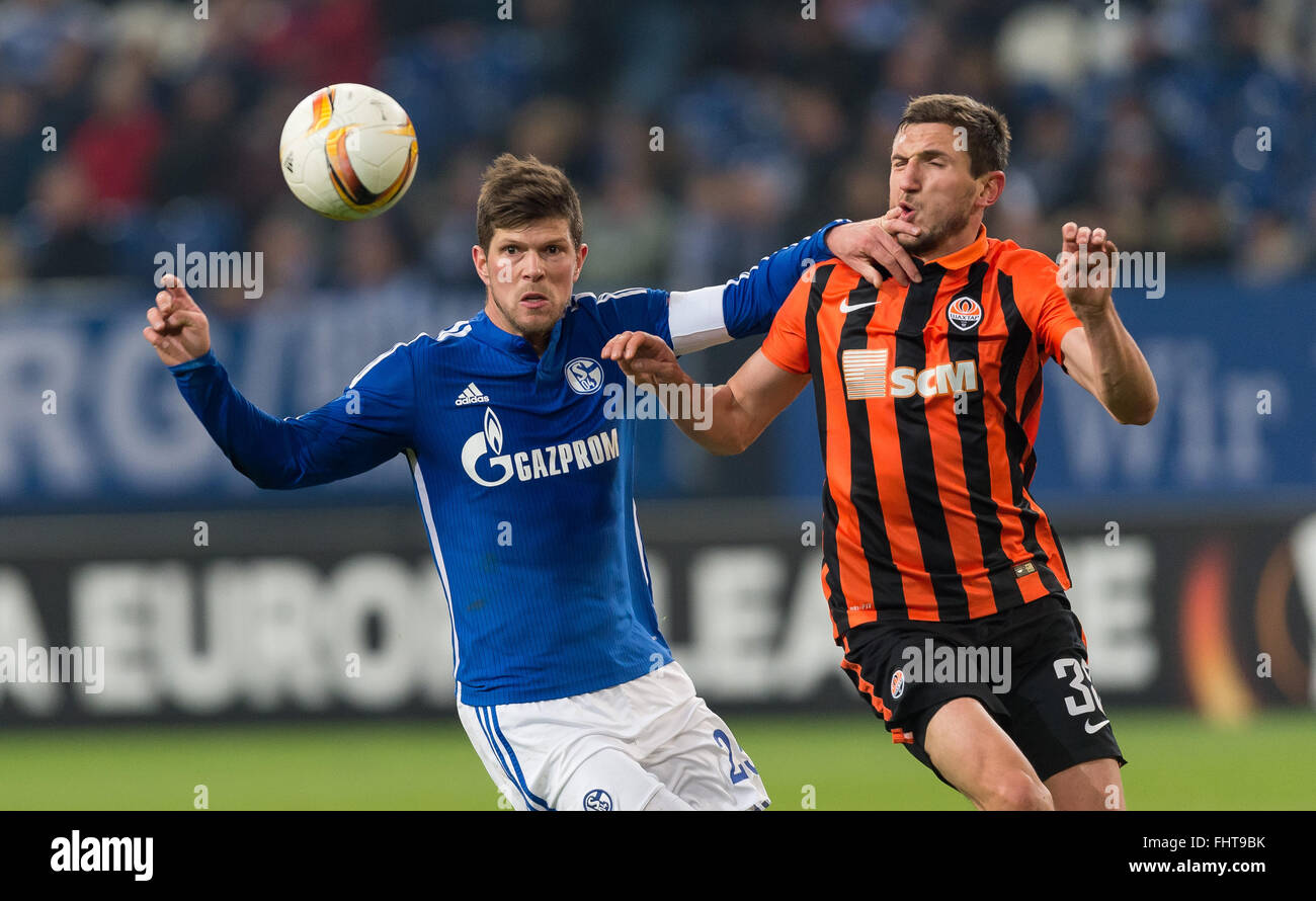 Gelsenkirchen, Germany. 25th Feb, 2016. Schalke's Klaas-Jan Huntelaar (L) and Donetsk's Serhiy Kryvtsov (R) vie for the ball during the Europa League Round of 32 Second Leg soccer match between FC Schalke 04 and FC Shakhtar Donetsk in the Veltins Arena in Gelsenkirchen, Germany, 25 February 2016. PHOTO: GUIDO KIRCHNER/dpa/Alamy Live News Stock Photo