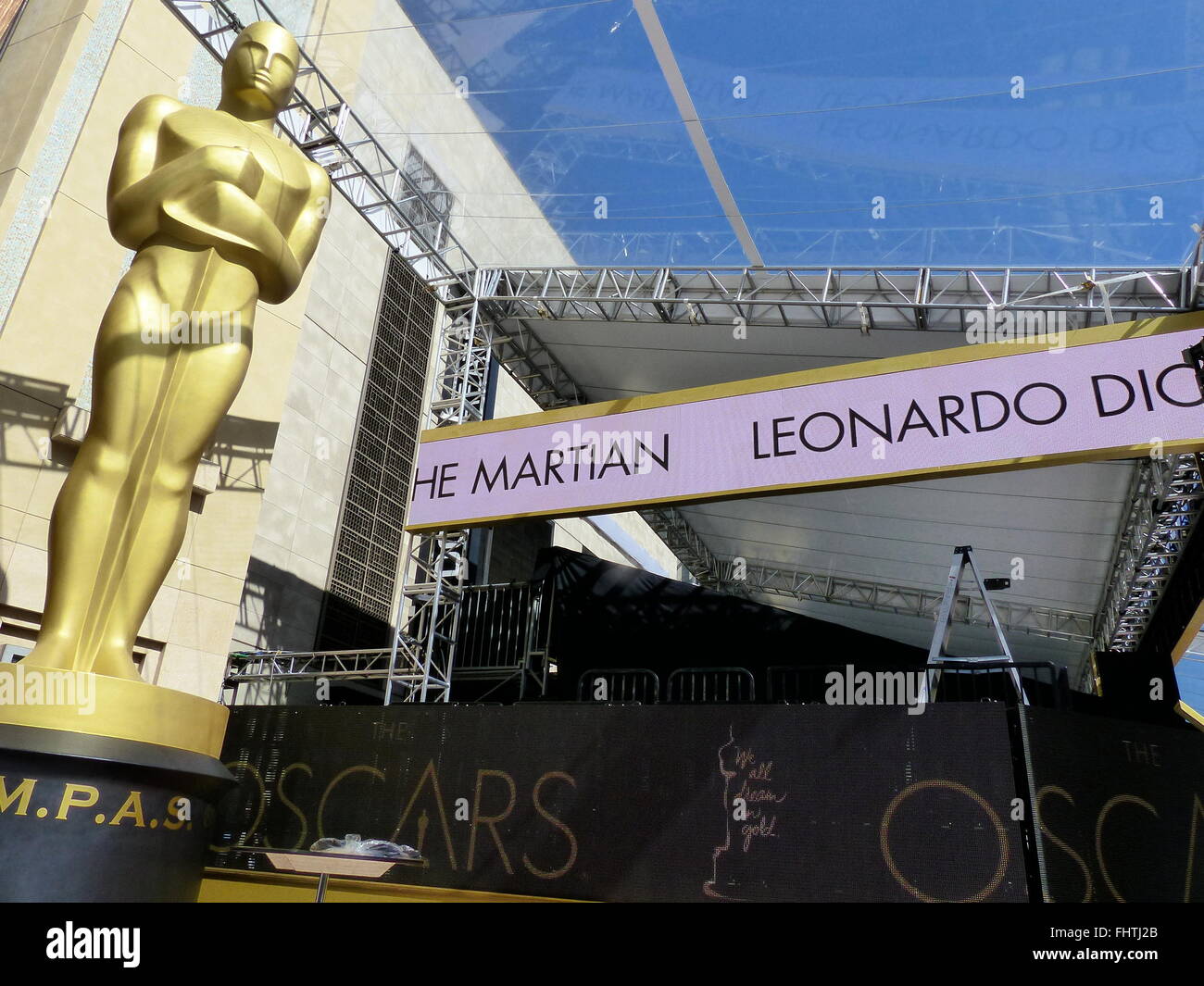 Der Name von Leonardo DiCaprio ist am 25.02.2016 auf einen Display über dem Roten Teppich für die 88. Oscarverleihung in Hollywood (USA) zu sehen. An Leos erstem Oscar ist kaum noch zu rütteln, darin sind sich fast alle Filmkenner einig. Doch Hollywoods Trophäen-Spektakel am Sonntag (28.02.2016) bleibt weiter spannend. Foto: Barbara Munker/dpa (zu dpa-KORR.: «DiCaprio hofft auf Gold - Wie politisch werden die Oscars?» vom 26.02.2016) Stock Photo