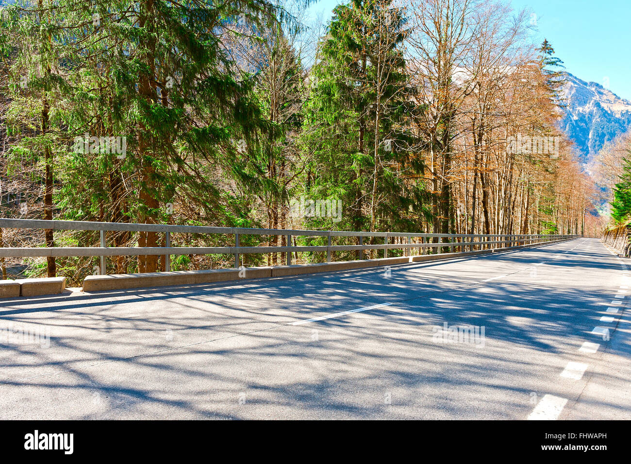 Asphalt road snow capped hi-res stock photography and images - Alamy