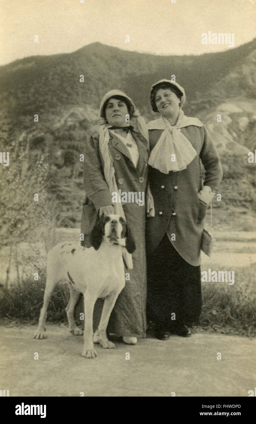 Women with a dog hi-res stock photography and images - Alamy