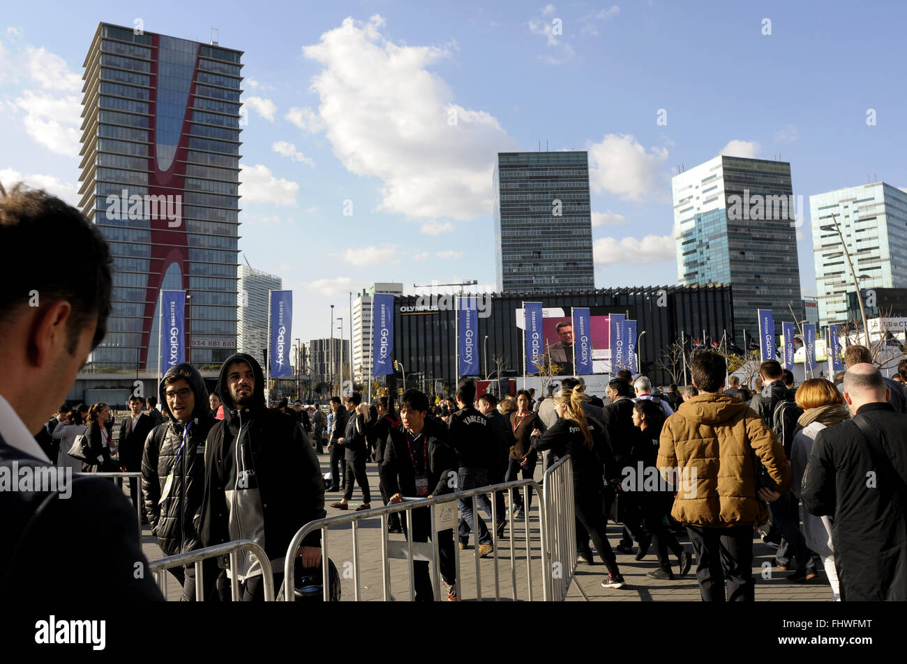 Visitors out side the main entrance of the Mobile World Congress, at the Fira Gran Via complex in Hospitalet de Llobregat, Barcelona, Spain. 25/02/16.Credit : Rosmi Duaso/Alamy Live News Stock Photo