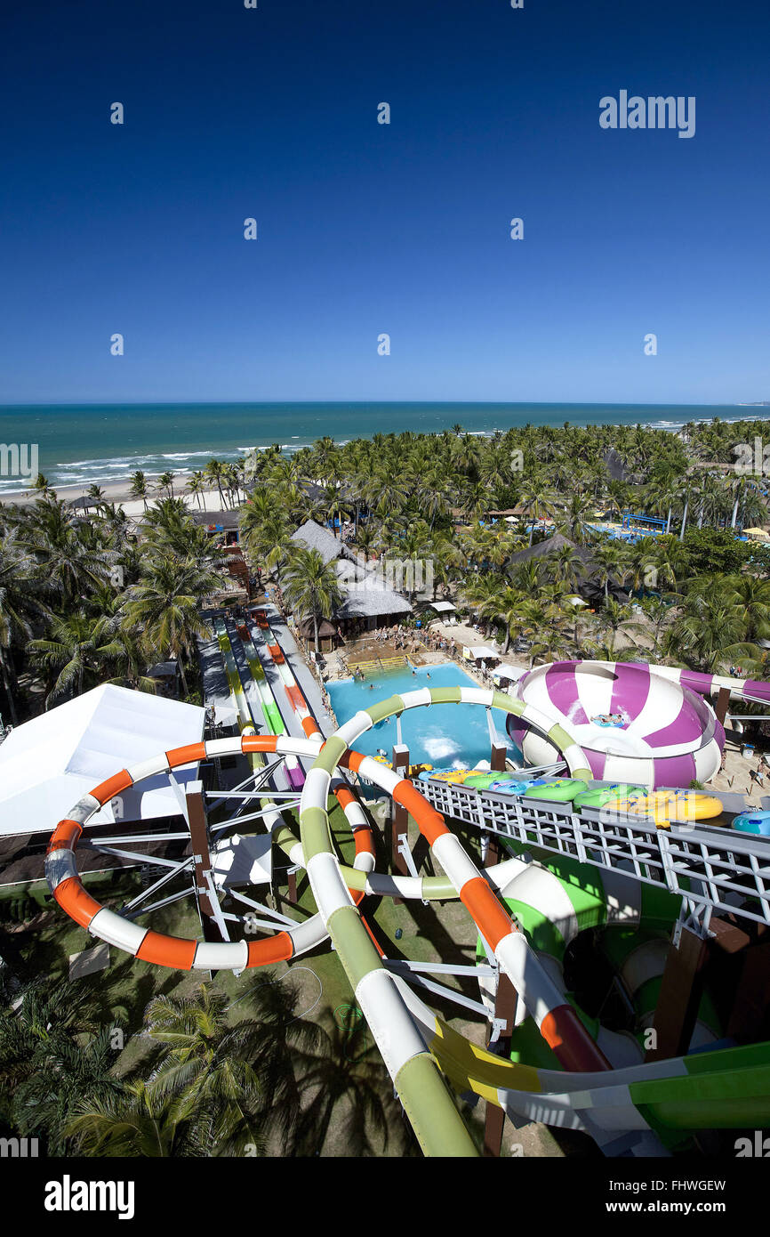 Piscina e tobogã em parque aquático na praia de Porto das Dunas Stock Photo