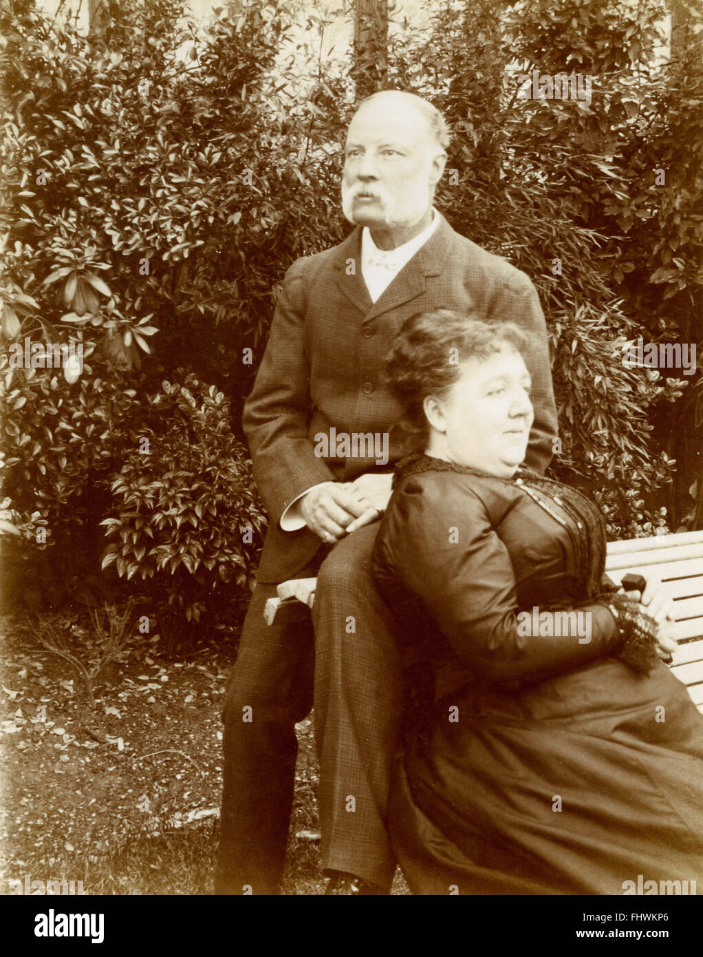Elderly couple on a bench Stock Photo - Alamy