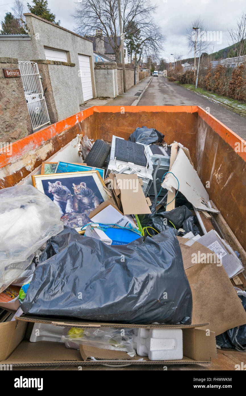 https://c8.alamy.com/comp/FHWWKM/ballater-aberdeenshire-river-dee-flood-damage-skip-filled-with-flood-FHWWKM.jpg