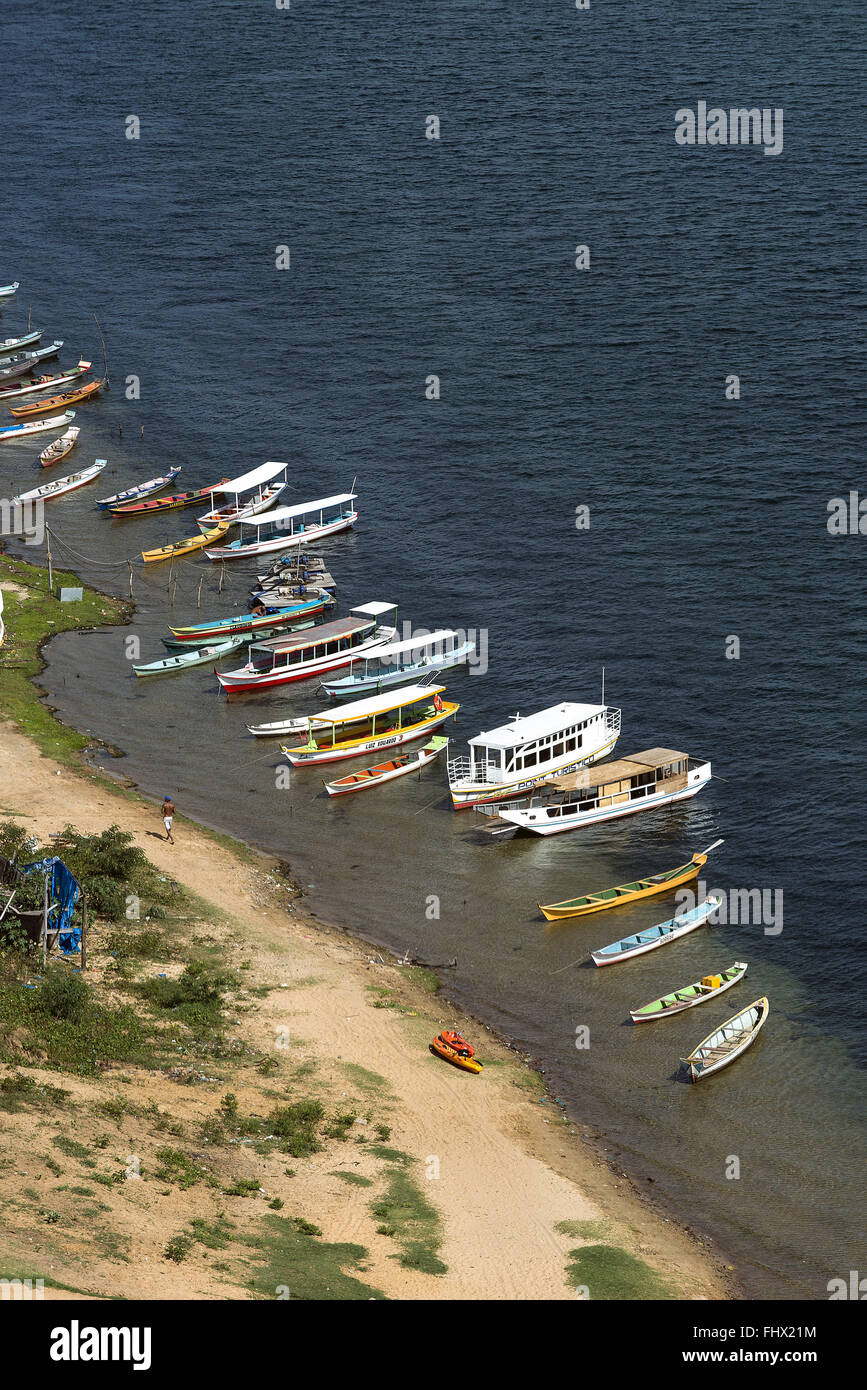 Vista a partir do Morro do Cavalete de embarcações ancoradas na margem do Rio São Francisco Stock Photo