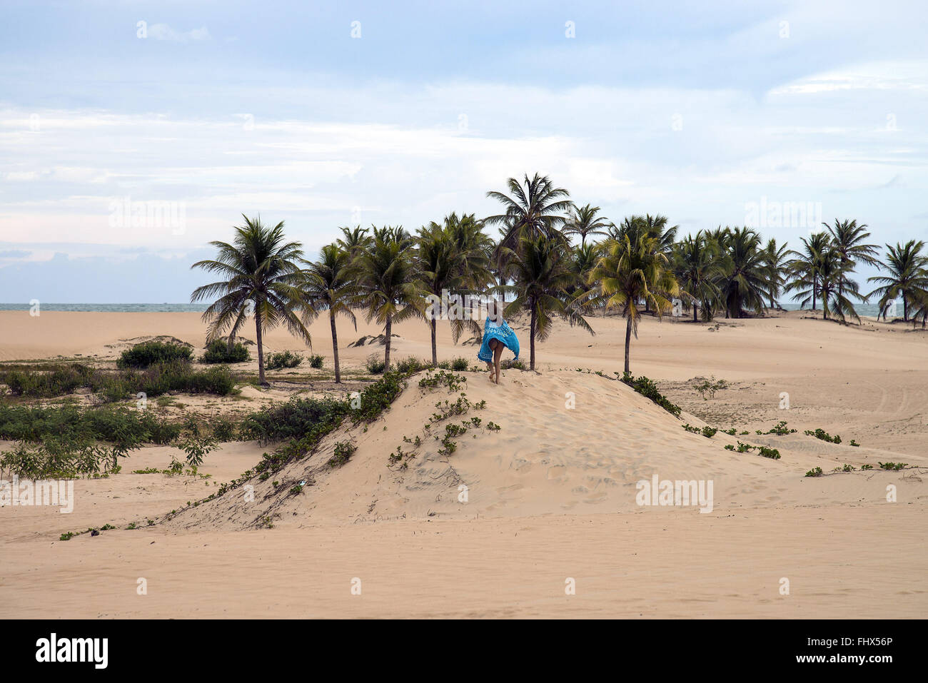Turista nas dunas de Piaçabuçu - região do encontro do Rio São Francisco com o Oceano Atlântico Stock Photo