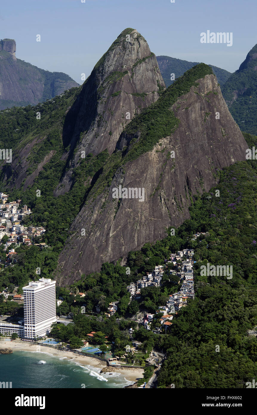 Vista aérea da Favela do Vidigal com destaque para o Morro Dois Irmãos e Praia do Vidigal Stock Photo