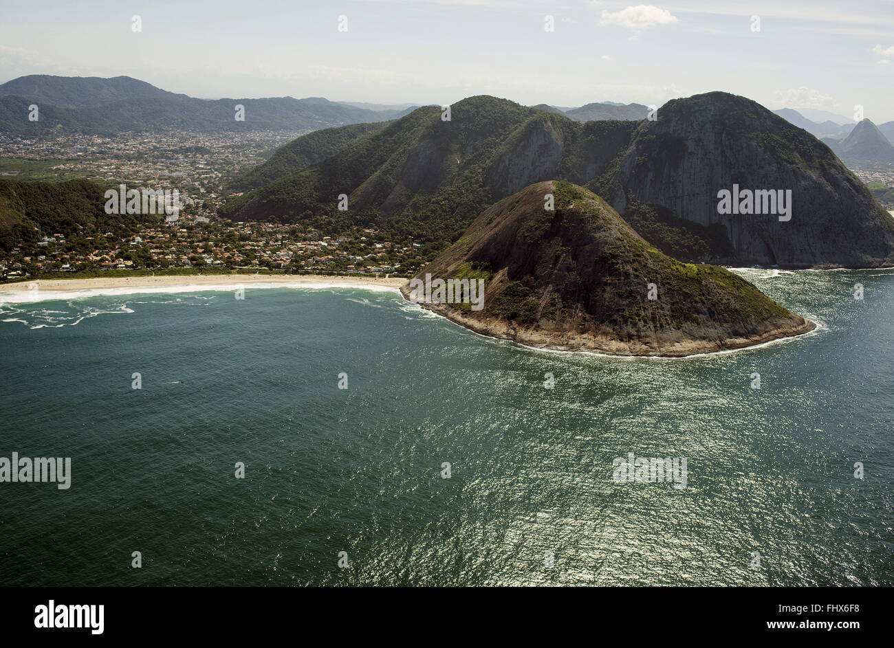Vista aérea da Praia de Itacoatiara com Parque Estadual da Serra da Tiririca no entorno Stock