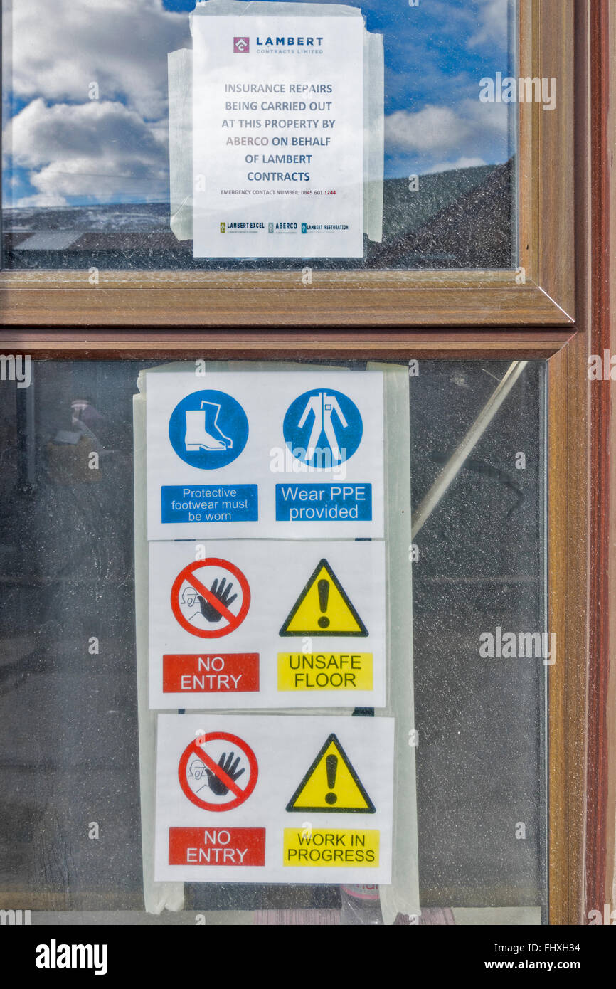 BALLATER  ABERDEENSHIRE RIVER DEE FLOOD DAMAGE WINDOW WITH WARNING POSTER AND INSURANCE REPAIRS Stock Photo