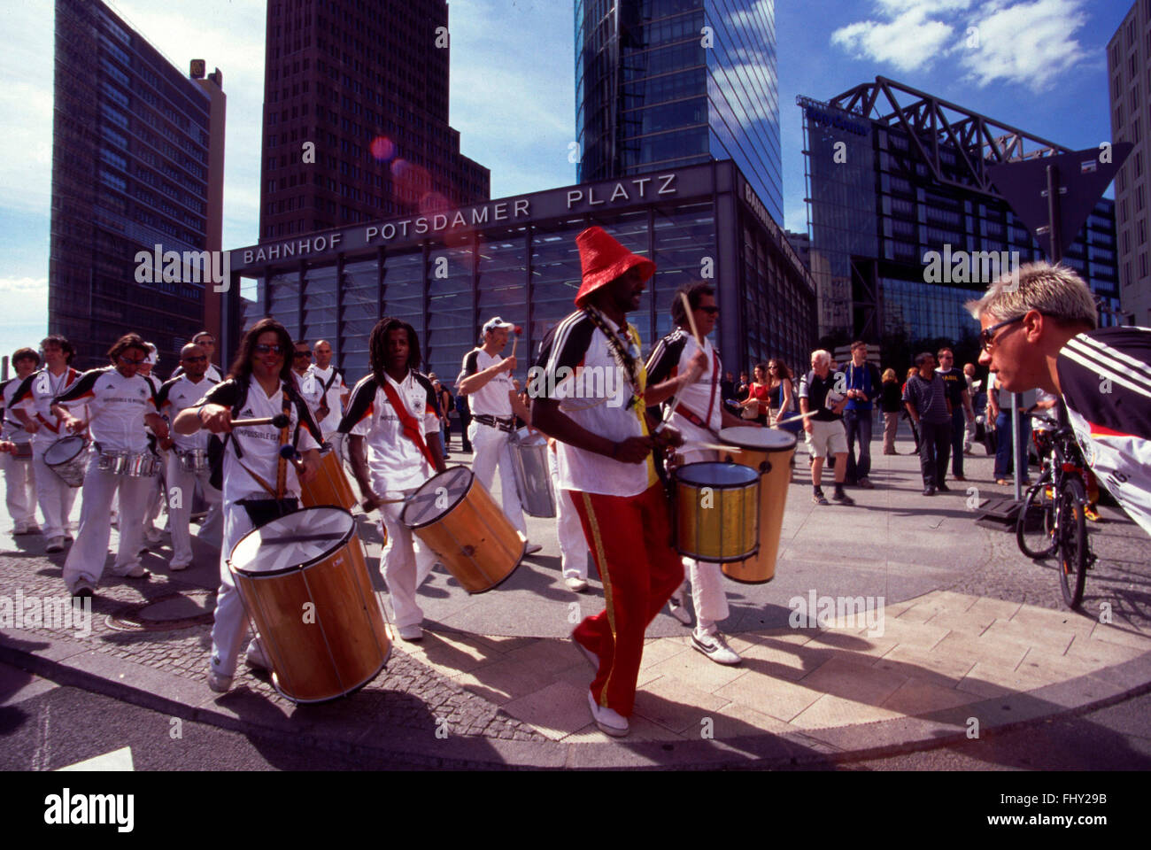 brasilianisch-deutsche Samba-Taenzerinnen und Percussionisten vor dem Laenderspiel Deutschland-Brasilien am 7.9.2004 am Potsdame Stock Photo