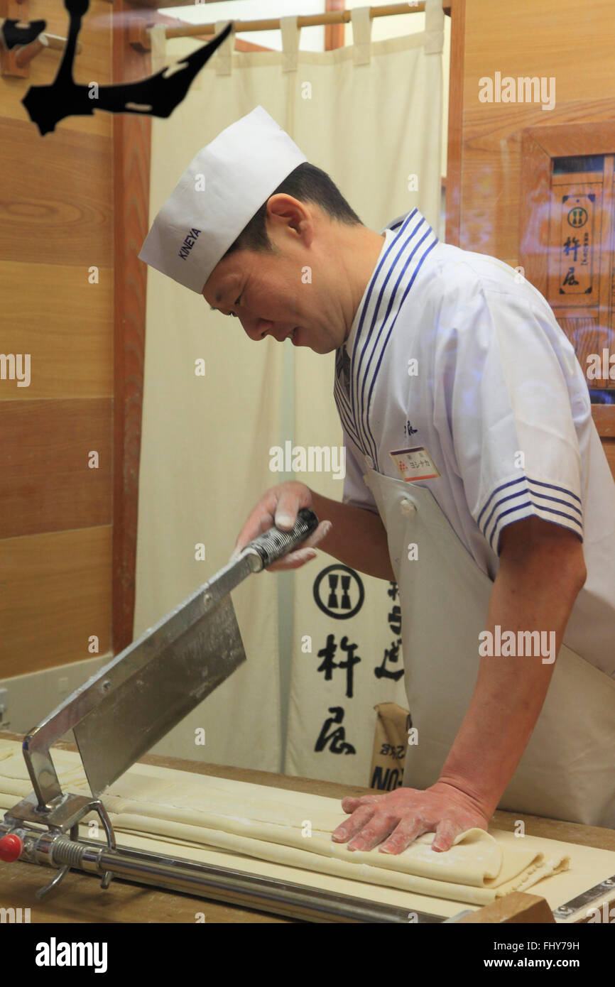 https://c8.alamy.com/comp/FHY79H/japan-nagasaki-cook-cutting-noodles-FHY79H.jpg