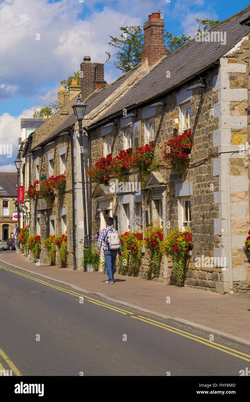 Man walking with ruck sack. The Black Bull Pub, Corbridge, Northumberland, England, United Kingdom, Europe. Stock Photo