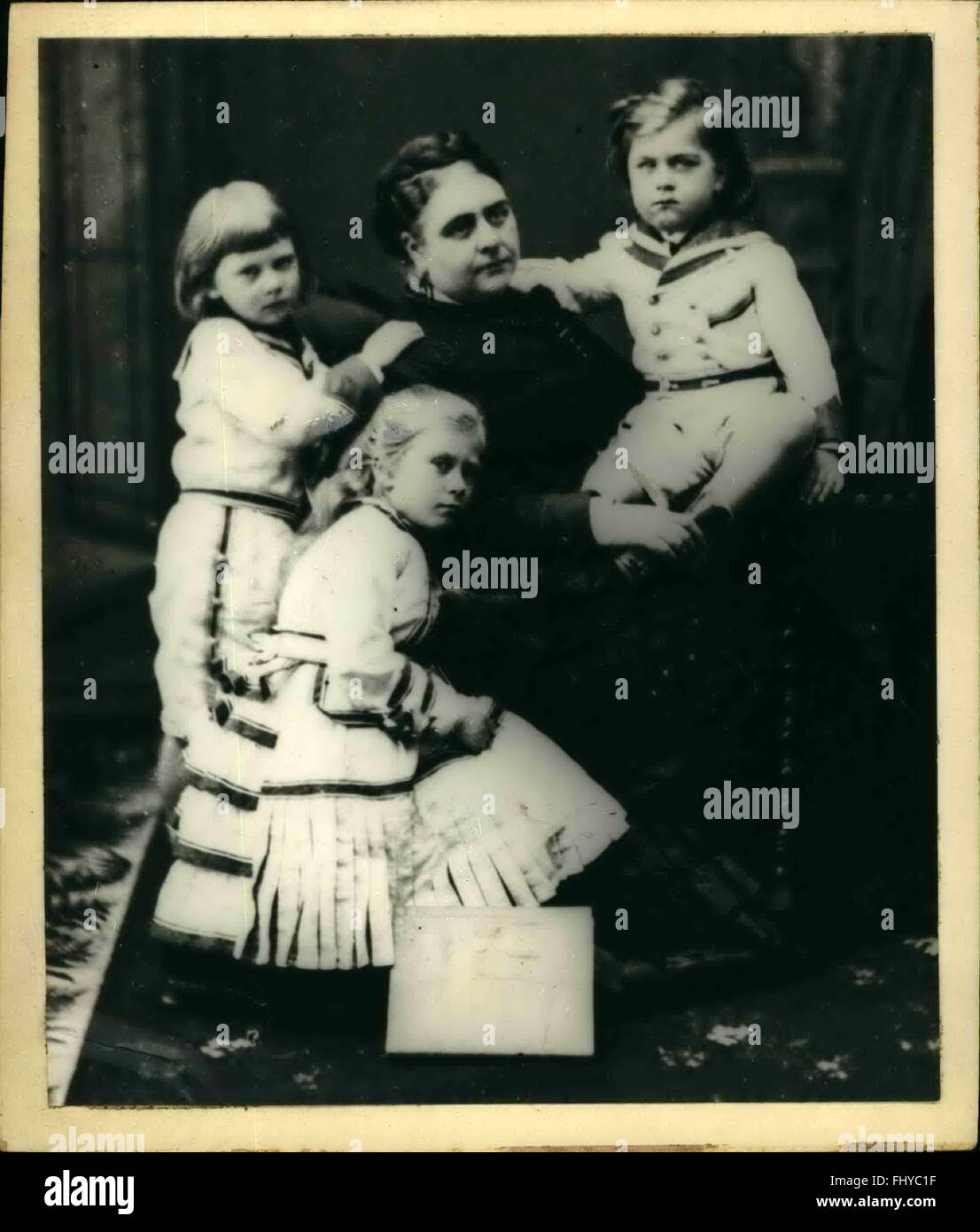 1910 - The Duchess of Teck with two of her three sons, and daughter, Princess Mary (Later Queen Mary) © Keystone Pictures USA/ZUMAPRESS.com/Alamy Live News Stock Photo