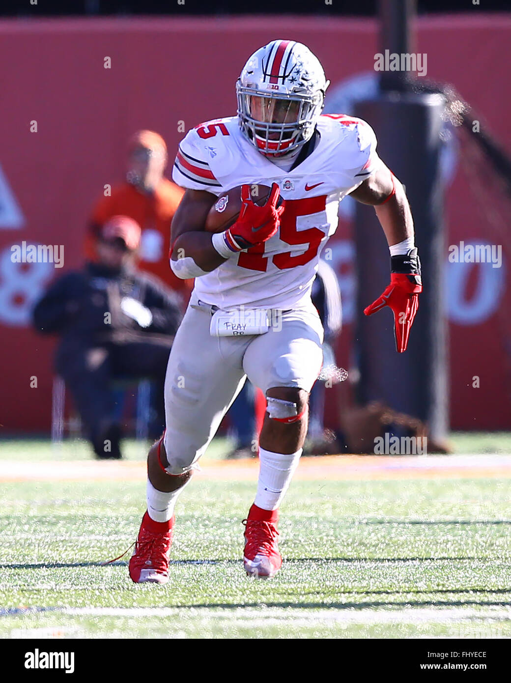 Ohio State Buckeyes running back Ezekiel Elliott (15) runs the ball during an NCAA football game against the Illinois Fighting Illini at Memorial Stadium in Champaign, IL. Ohio State won the game 28-3 to improve to 10-0 on the season. Mandatory credit: Billy Hurst/CSM Stock Photo