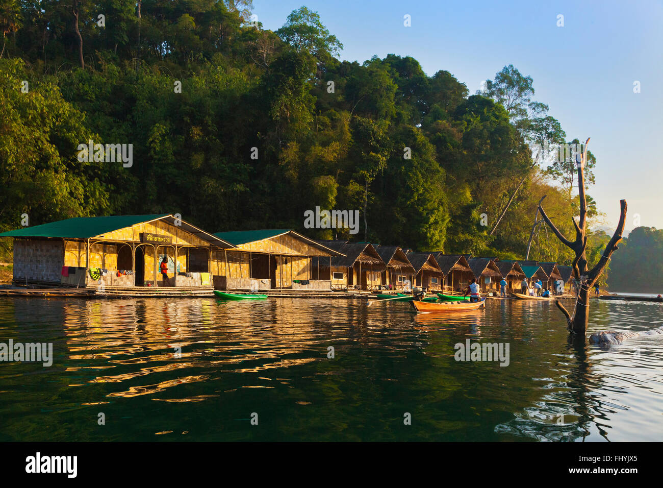 Early morning at SAI CHON RAFT HOUSE on CHEOW EN LAKE in the KHAO SOK NATIONAL PARK - THAILAND Stock Photo