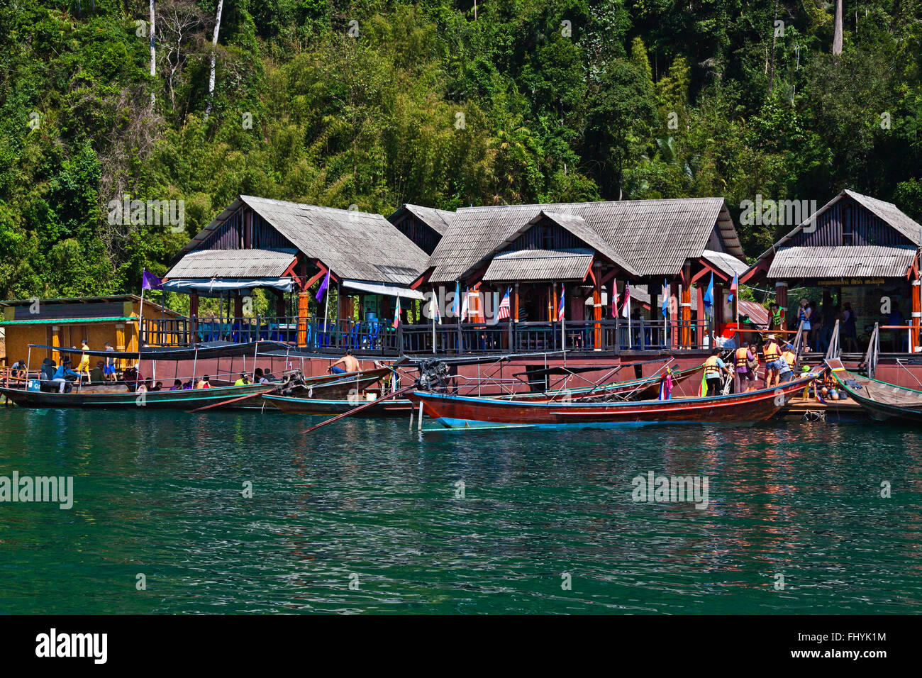 NANG PRAI RAFT HOUSE on CHEOW EN LAKE in the KHAO SOK NATIONAL PARK THAILAND Stock Photo Alamy