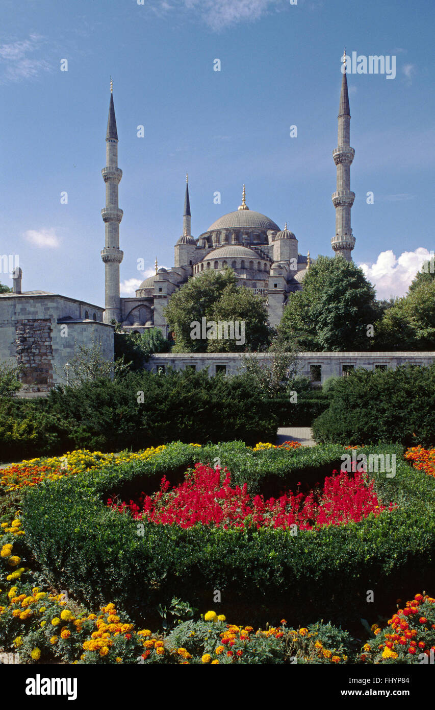 Flower gardens & The Blue Mosque (Sultanahmet Camii) which was completed in 1616 & has 6 Minarets and 260 windows - Istanbul, Tu Stock Photo