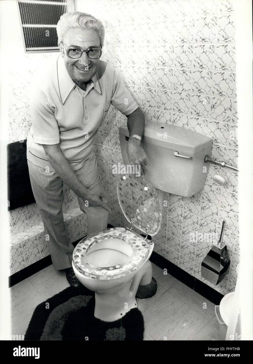 1967 - The Golden Loo!: Leonard Pountney - the Harley Street Hair Transplant Specialist-has gone out of his way to protest his loo!. Leonard has one of the most unique toilet seats around today and it was a great surprise to home when he first saw it. The seat is transparent and has a cover attached to it, but the amazing thing about it is covered, all over, in gold and Slicer dollars!. The fancy merchandise is a present from an eccentric Texas Oil millionaire, who had great problems with his hair, until he discovered Len Pountney. Because the texan was so delighted with his new Crop of hair, Stock Photo