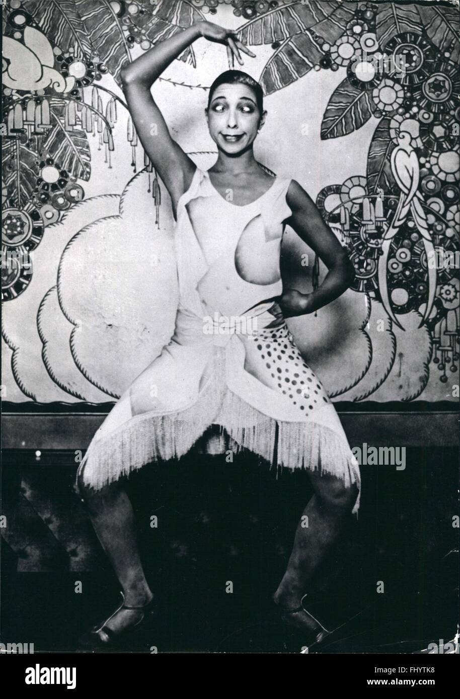 1940 - Dancer, Josephine Baker performing on stage France © Keystone Pictures USA/ZUMAPRESS.com/Alamy Live News Stock Photo