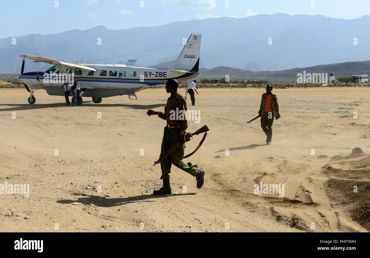 KENYA, Marsabit, airstrip of Lake Turkana Wind Power Project, Vestas will supply in the next four years wind turbines and rotor blades for the 310 MW project, the largest windfarm in africa, security guards with gun / KENIA, Marsabit, Landepiste des Lake Turkana Wind Power Projekt, hier werden in den naechsten 4 Jahren Wind Turbinen und Rotorblaetter des Herstellers Vestas fuer das 310 MW Projekt aufgebaut Stock Photo