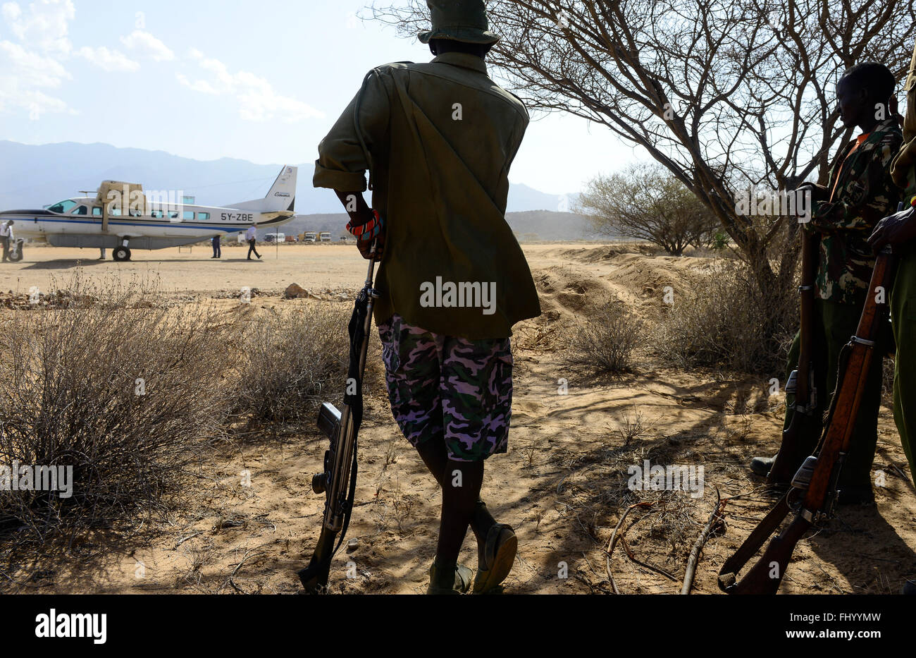 KENYA, Marsabit, airstrip of Lake Turkana Wind Power Project, Vestas will supply in the next four years wind turbines and rotor blades for the 310 MW project, the largest windfarm in africa, security guards with gun / KENIA, Marsabit, Landepiste des Lake Turkana Wind Power Projekt, hier werden in den naechsten 4 Jahren Wind Turbinen und Rotorblaetter des Herstellers Vestas fuer das 310 MW Projekt aufgebaut Stock Photo