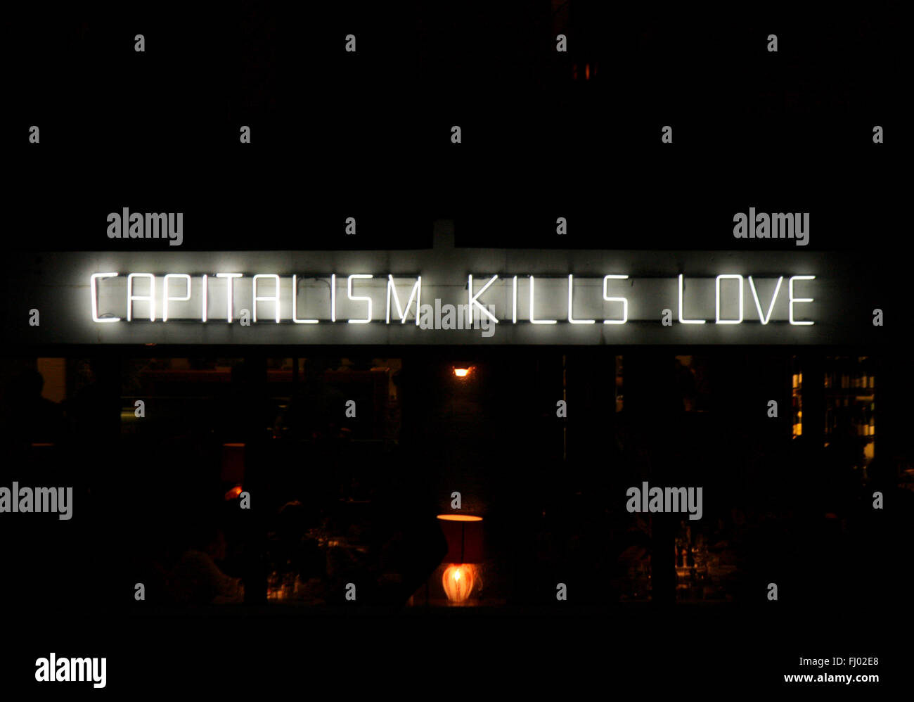 'Capitalism Kills Love' - Kunst-Installation von Claire Fontaine vor dem Restaurant 'Grill Royal', Berlin-Mitte. Stock Photo