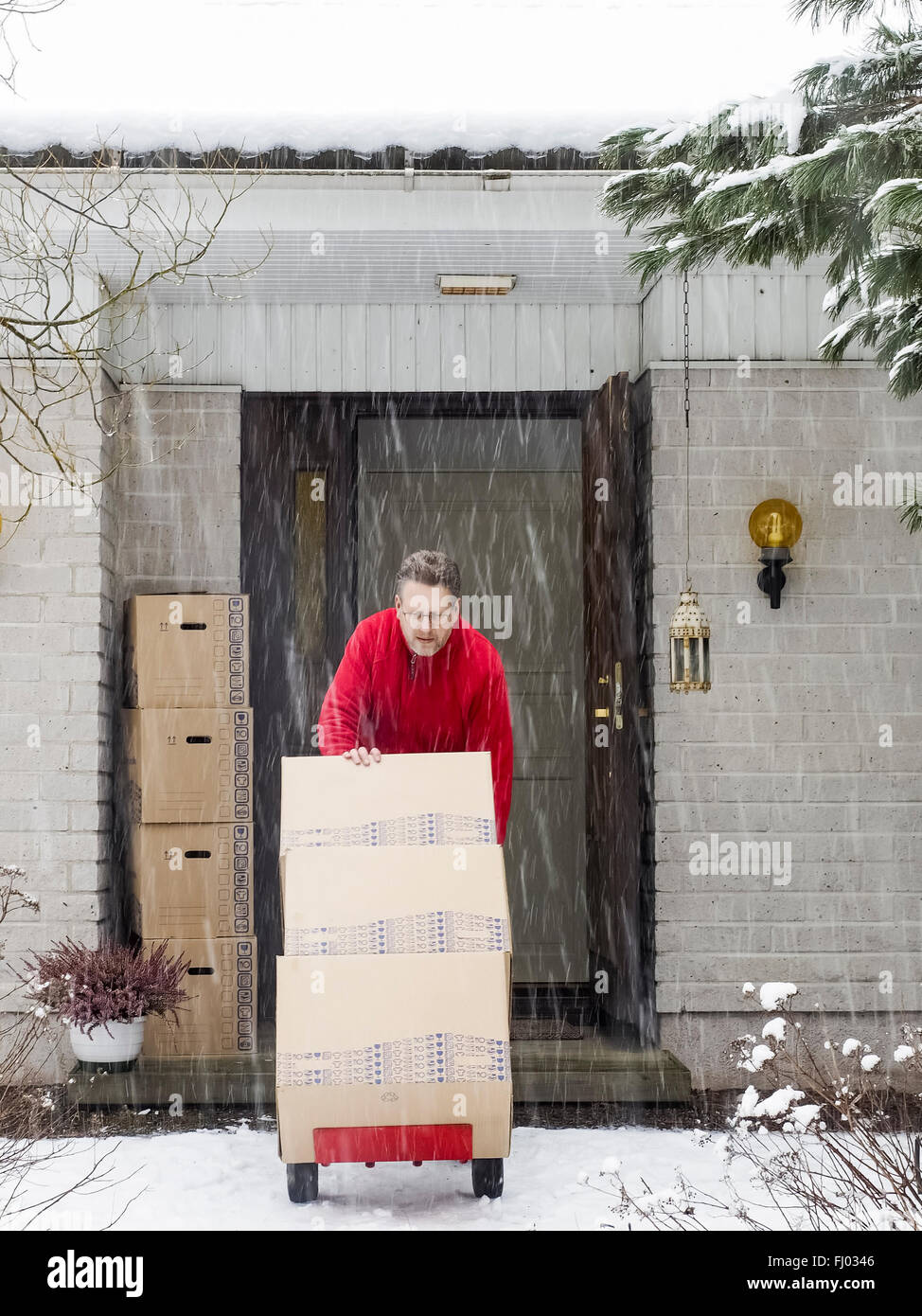 Box house mover hi-res stock photography and images - Alamy