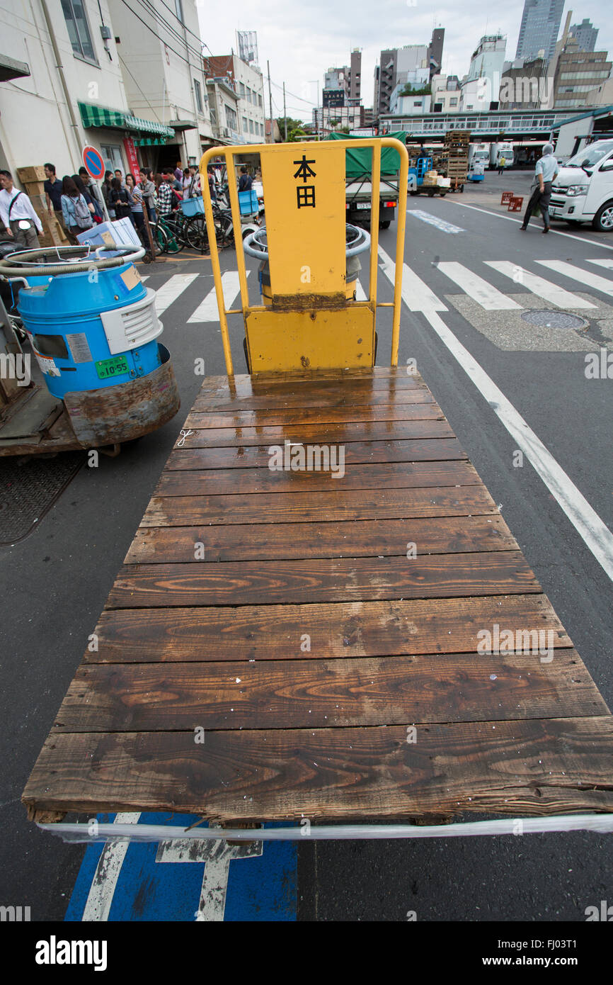 Fish transporter Tsukiji fish market, Tokyo Stock Photo - Alamy