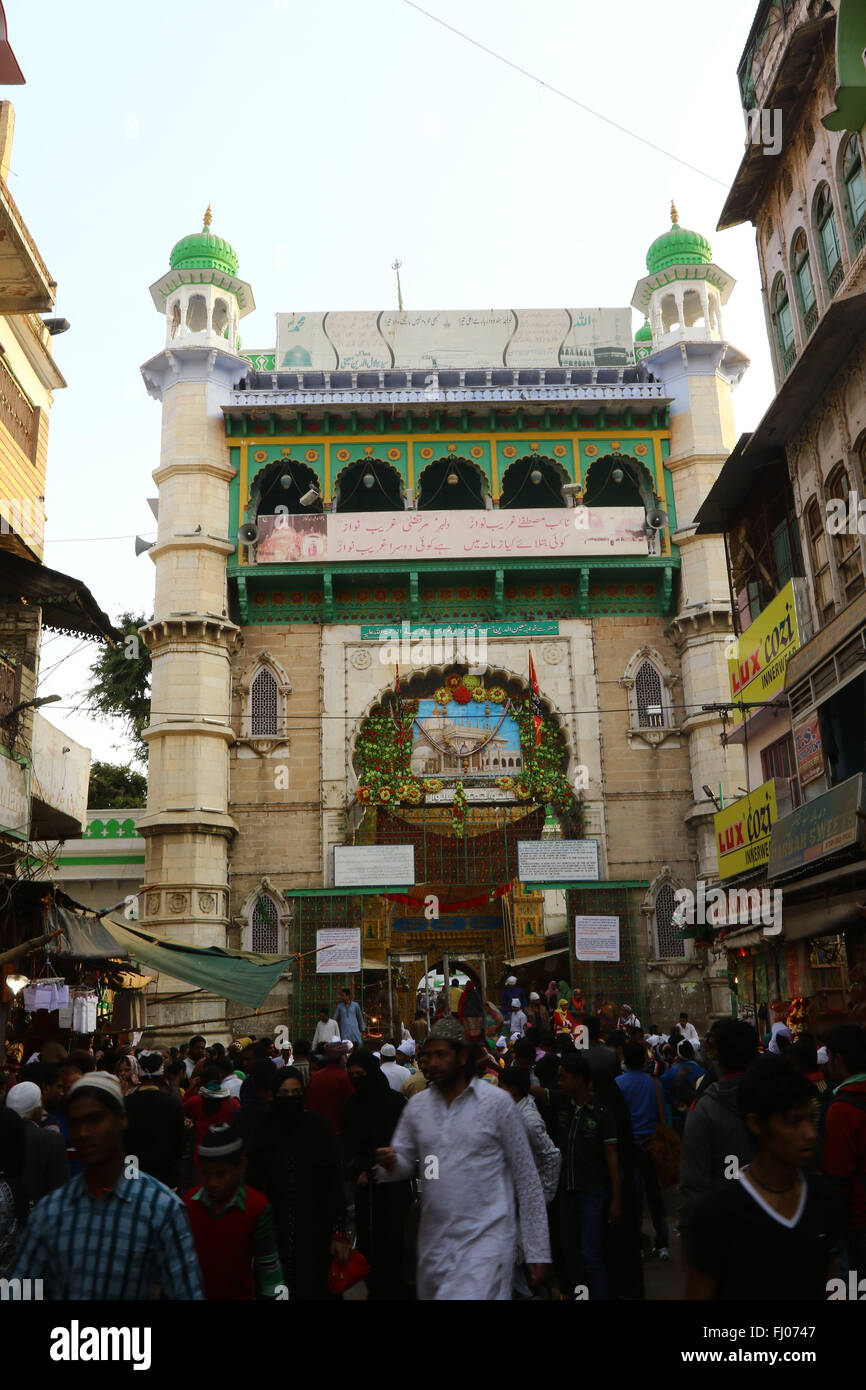 13 Feb 2016. Nizam Gate at Dargah, Tomb of Sufi saint Hazrat Khwaja ...