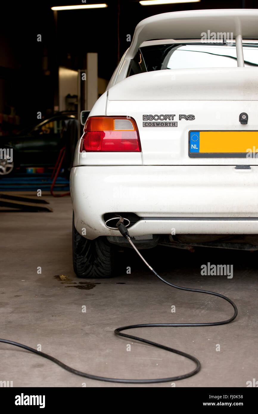 Check of the exhaust emissions of a passenger car during the annual