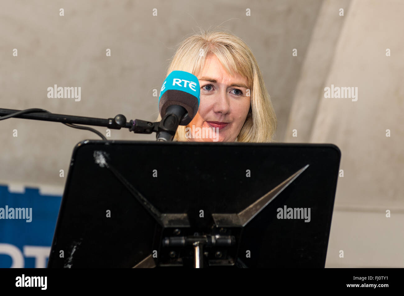 Ballincollig, Ireland. 27th February, 2016. Cork North West Returning Officer, Sinead McNamara announces the result of the first count at Coláiste Choilm in the 2016 Irish General Election. Credit: AG News/Alamy Live News Stock Photo