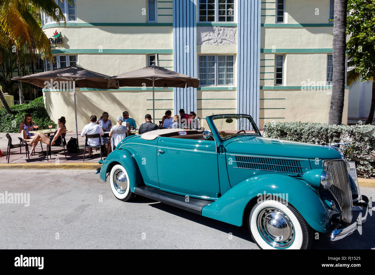 Miami Beach Florida,Ocean Drive,Art Deco Weekend,annual fair,festival,1936 Ford convertible,antique,car,automobile,Barbizon,hotel,lodging,al fresco si Stock Photo