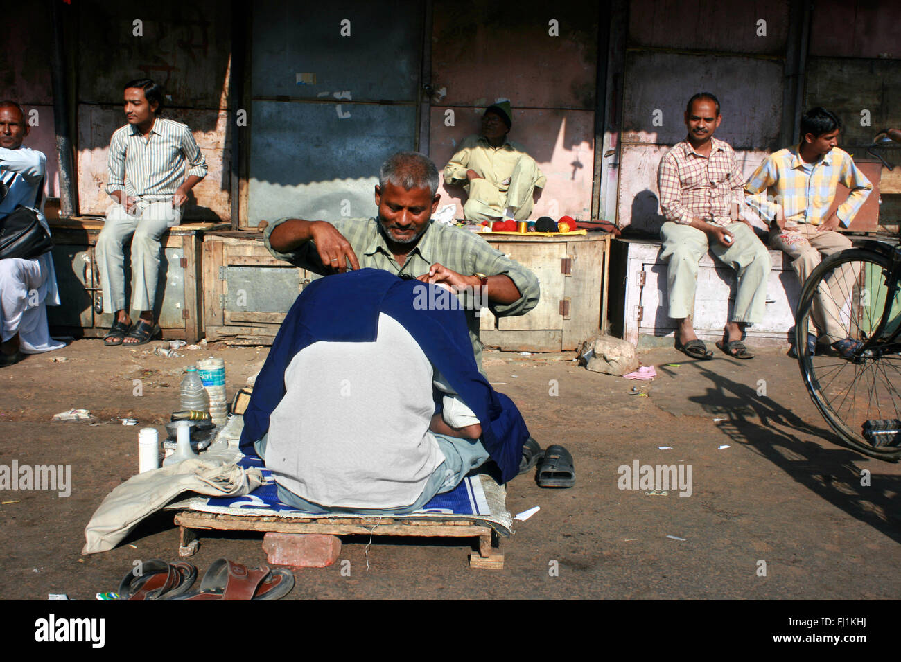 Street hairdresser and barber in Jaipur, India Stock Photo