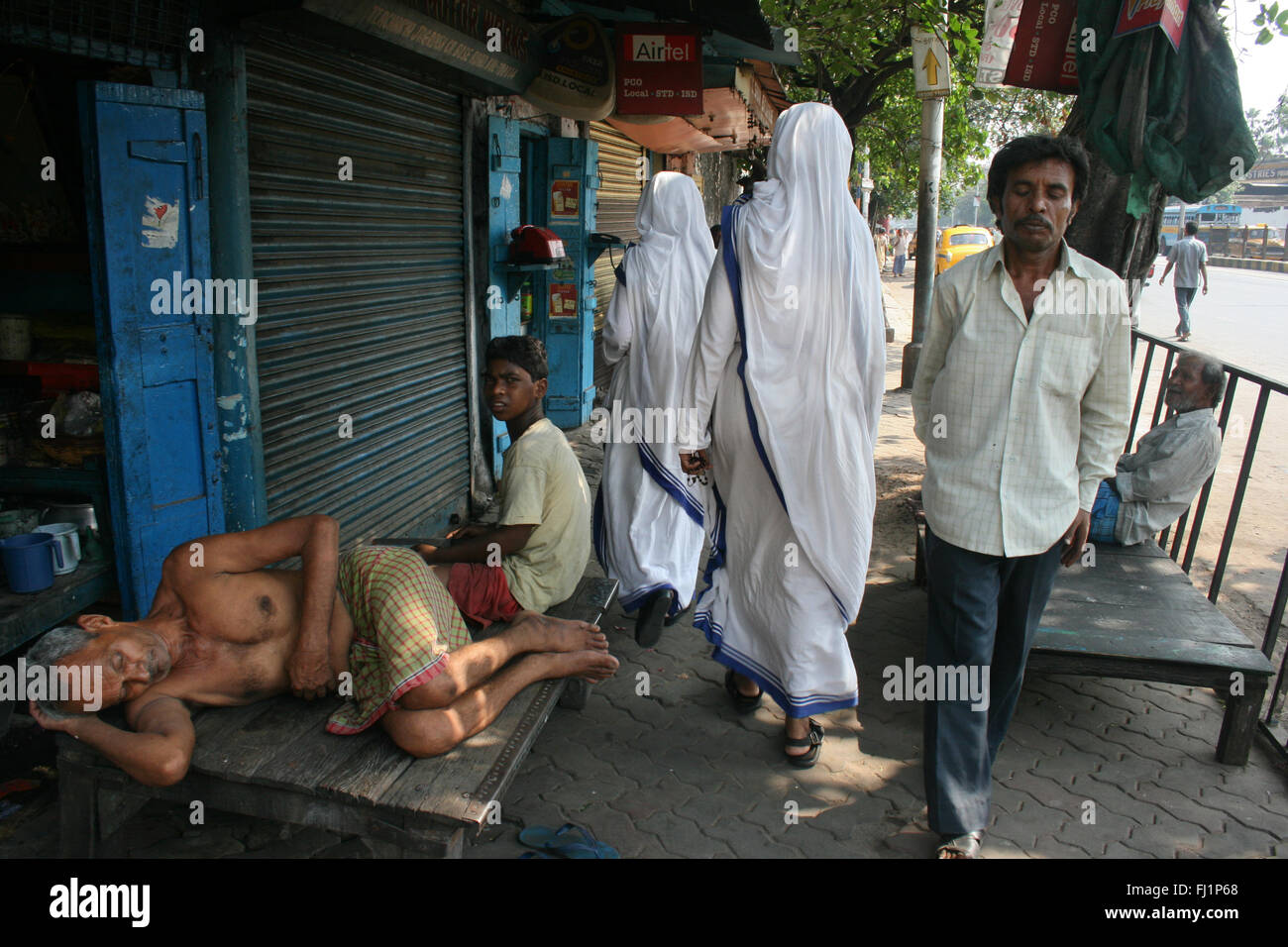 Missionaries of Charity - Mother Teresa nuns walk down the streets of Kolkata , India , helping poor and homeless people Stock Photo