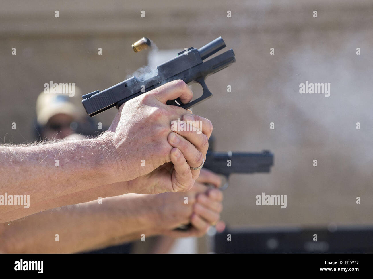 Рука с пистолетом мем. Дуло пистолета. Человек с пистолетом. Человек с пистолетом. Военная винтовка.