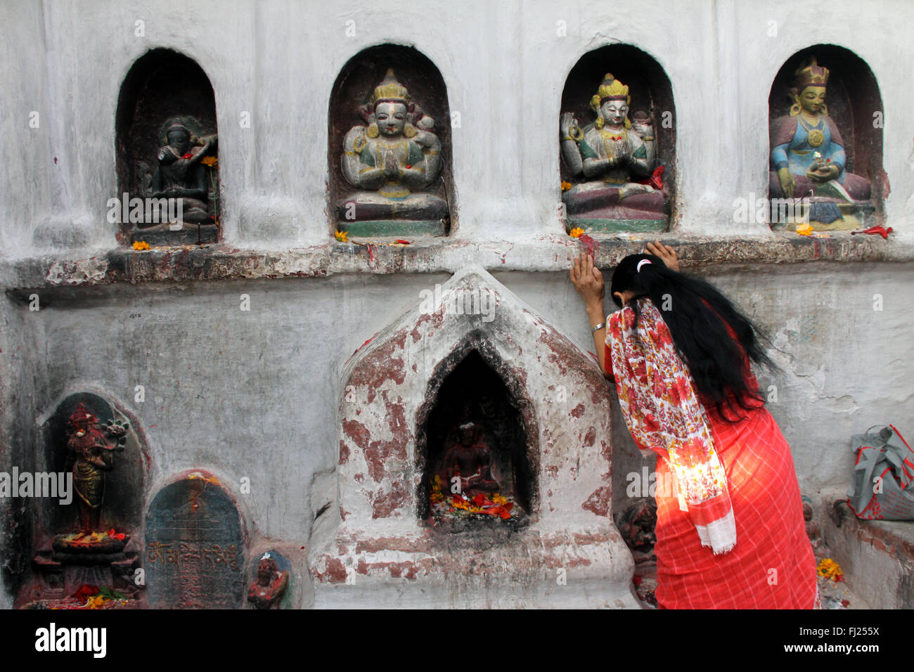 Woman praying at the Boudhanath stupa, Nepal Stock Photo