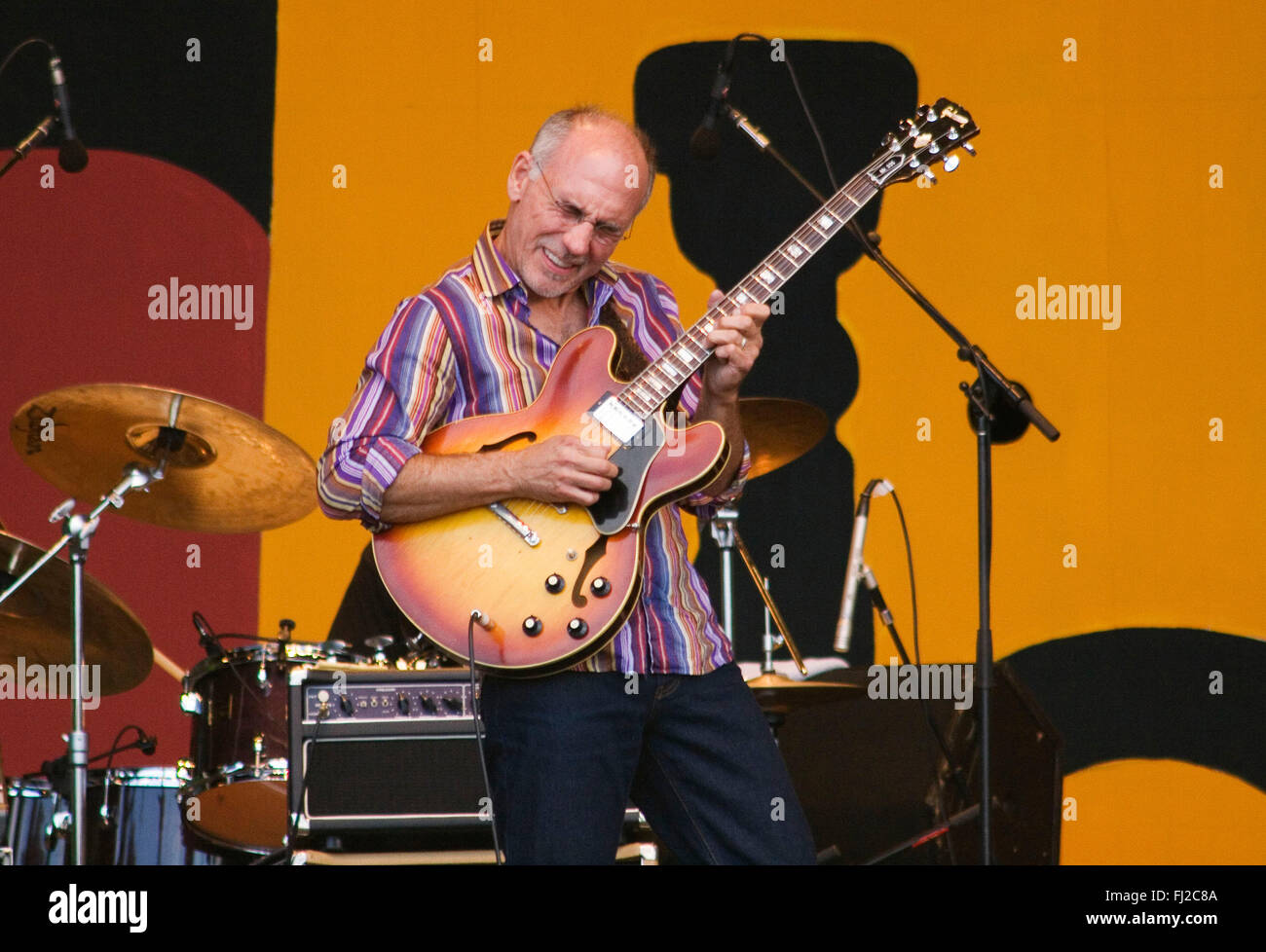 LARRY CARLTON plays guitar with the SAPPHIRE BLUES BAND at the MONTEREY JAZZ FESTIVAL Stock Photo