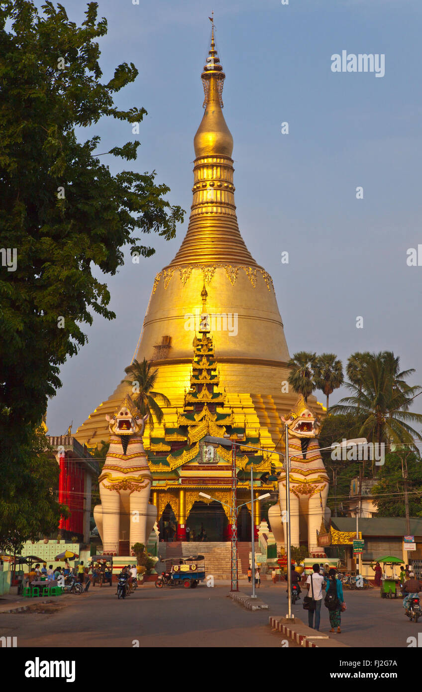 The SHWEMAWDAW PAYA is a 1000 years old and 114 meters high - BAGO, MYANMAR Stock Photo
