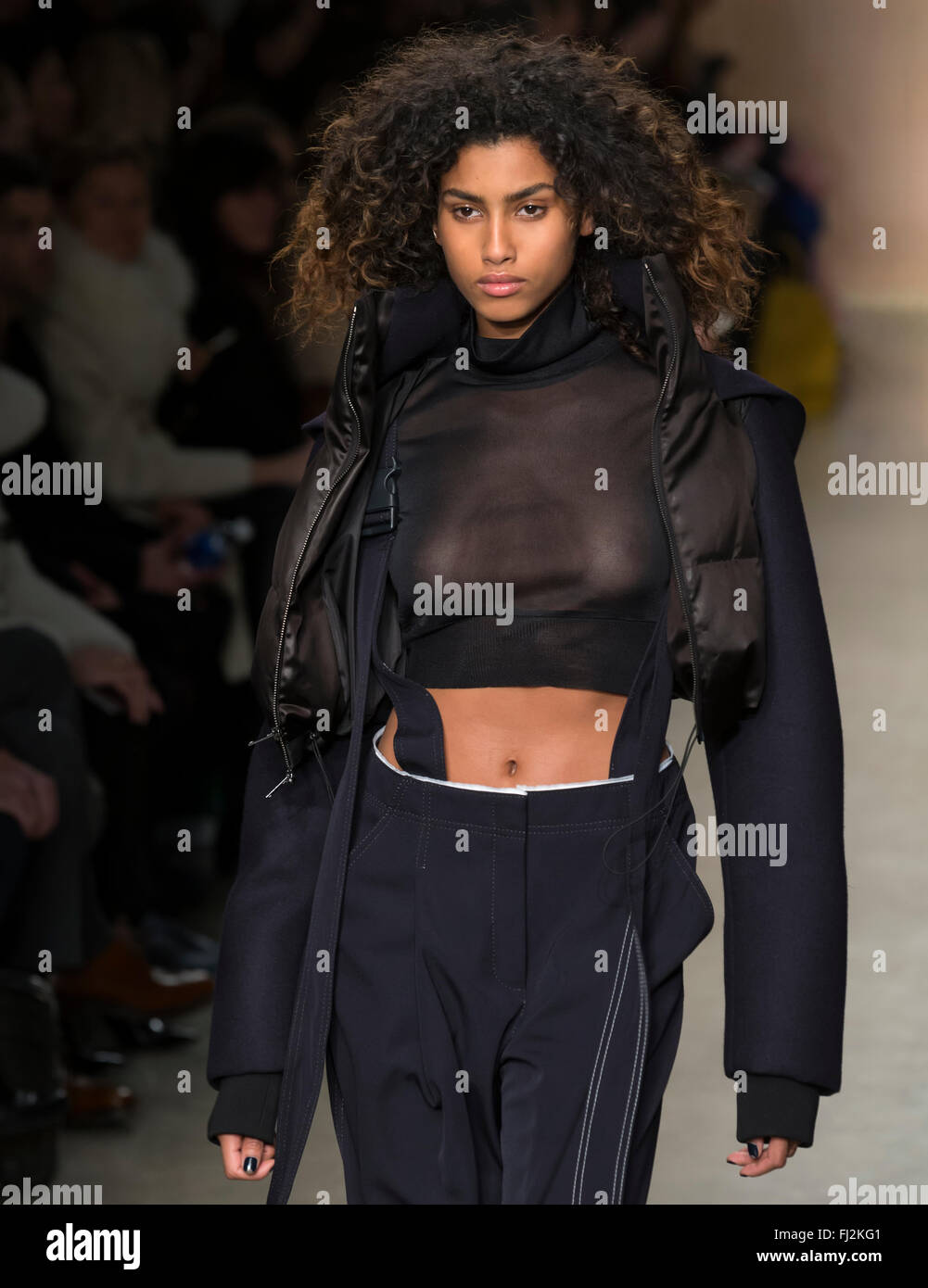 Dkny fashion show hi-res stock photography and images - Alamy