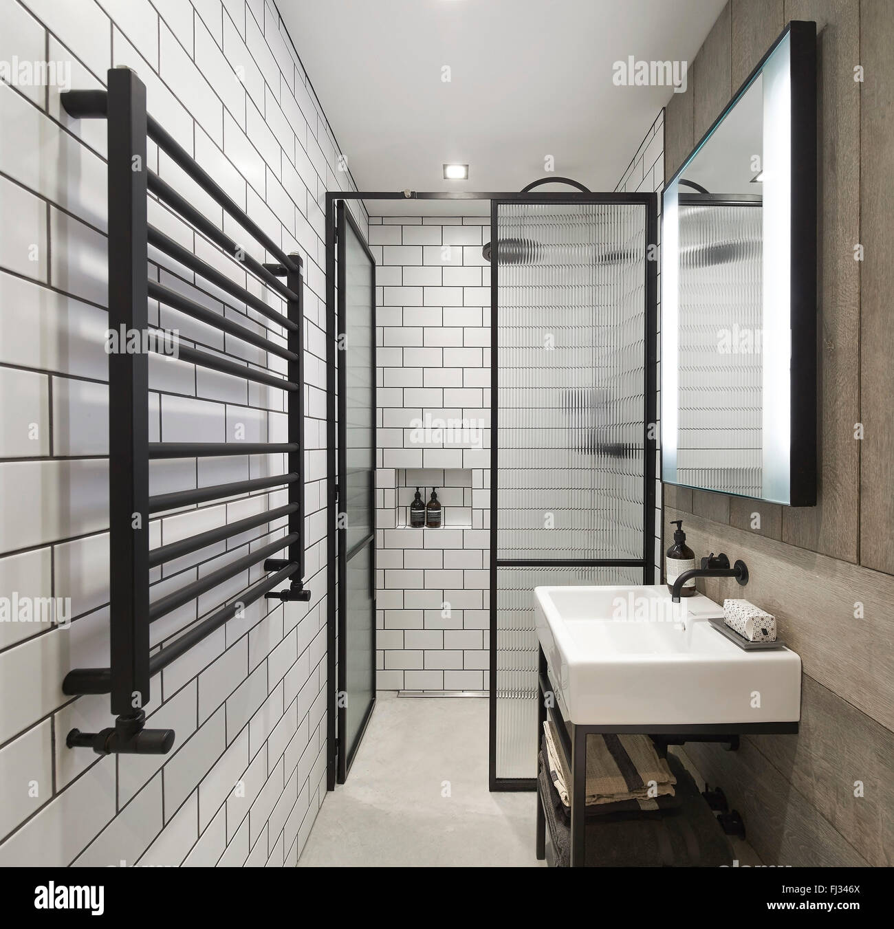 Bathroom. Orleans Road, Twickenham, United Kingdom. Architect Burwell