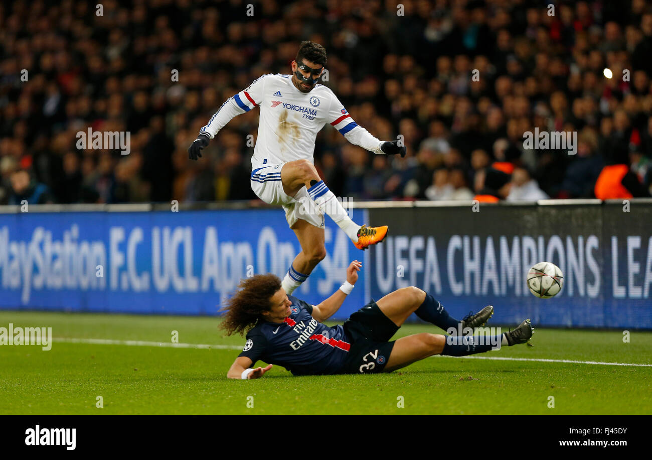Chelsea’s Diego Costa avoids a sliding tackle from  David Luiz of PSG challenges during the UEFA Champions League round of 16 match between Paris Saint-Germain and Chelsea at the Parc des Princes Stadium in Paris. February 16, 2016. James Boardman / Telephoto Images +44 7967 642437 Stock Photo