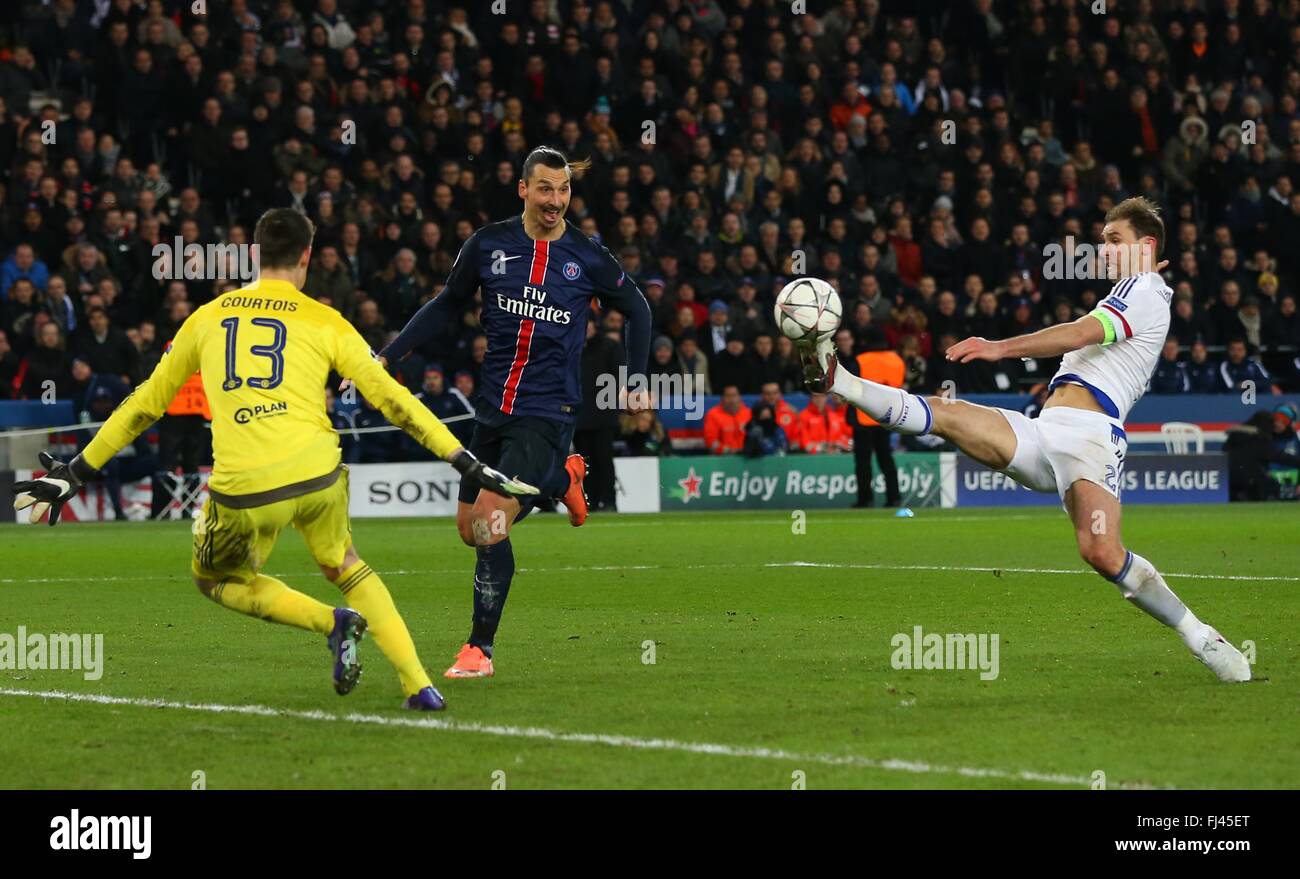 Chelsea’s Branislav Ivanovic at full stretch to prevent Zlatan Ibrahimovic of PSG from connecting to a cross during the UEFA Champions League round of 16 match between Paris Saint-Germain and Chelsea at the Parc des Princes Stadium in Paris. February 16, 2016. James Boardman / Telephoto Images +44 7967 642437 Stock Photo
