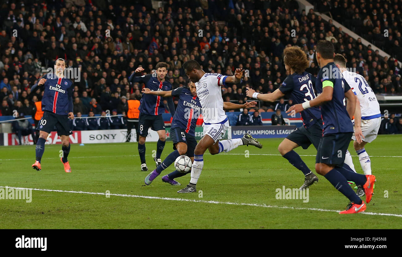 Mikel John Obi equalises for Chelsea during the UEFA Champions League round of 16 match between Paris Saint-Germain and Chelsea at the Parc des Princes Stadium in Paris. February 16, 2016. James Boardman / Telephoto Images +44 7967 642437 Stock Photo