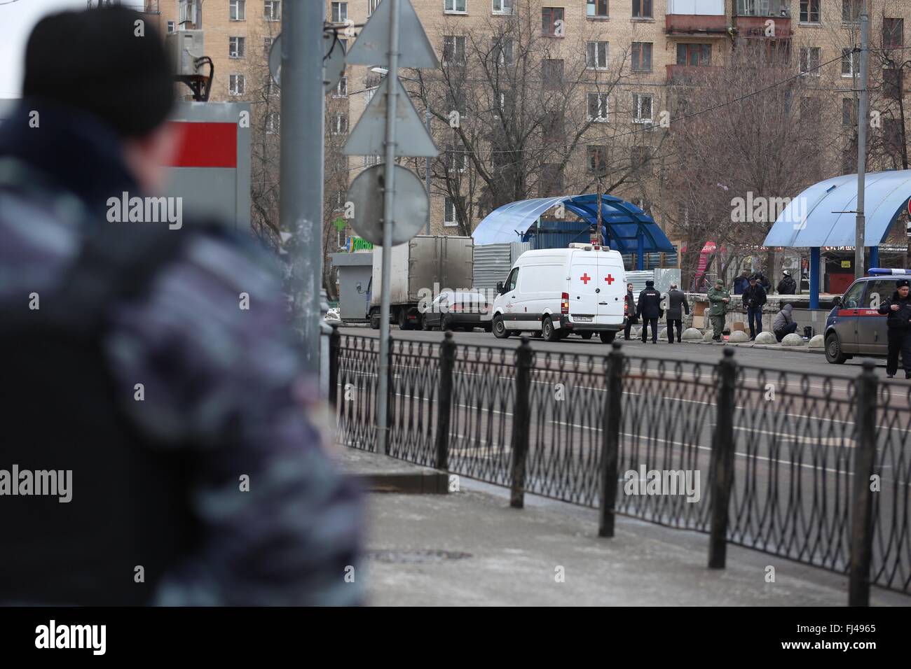 Происшествие у метро октябрьское поле. Метро октябрьское поле поезда. Женщина с головой ребенка на октябрьском поле. Парень прыгнул под поезд в московском метро. Что произошло на октябрьском поле.