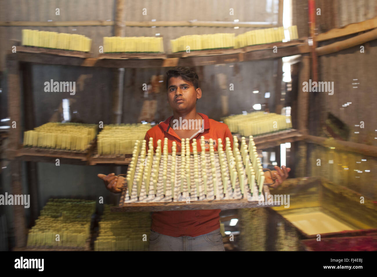 Dhaka, Bangladesh. 29th Feb, 2016. A Bangladeshi boy works at balloon ...