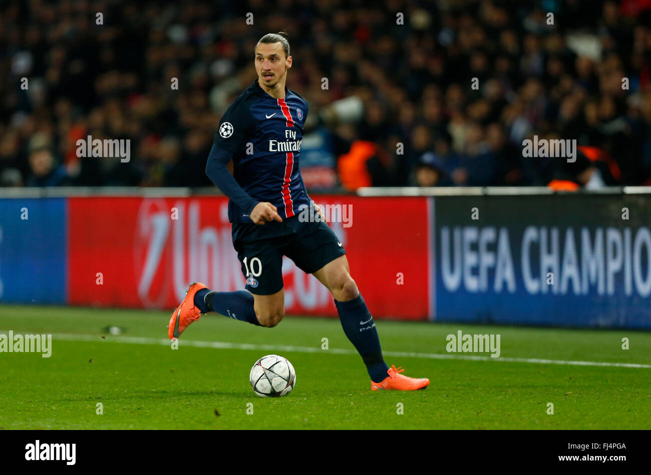 Zlatan Ibrahimovic of PSG during the UEFA Champions League round of 16 match between Paris Saint-Germain and Chelsea at the Parc des Princes Stadium in Paris. February 16, 2016. James Boardman / Telephoto Images +44 7967 642437 Stock Photo