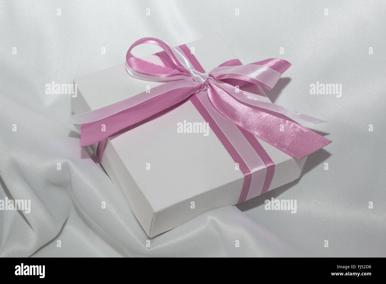 Pink gift ribbon bow hi-res stock photography and images - Alamy